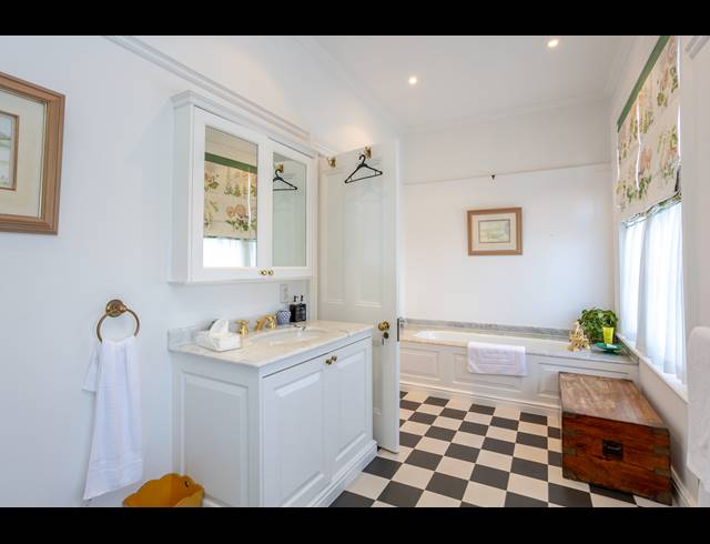 5 BEDROOM FREESTANDING TO LET IN CONSTANTIA